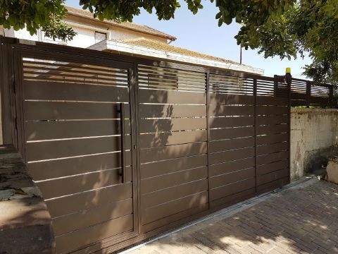 שערים - שער כניסה בתוך שער חניה - שער חניה +פשפש דגם סטריפים
