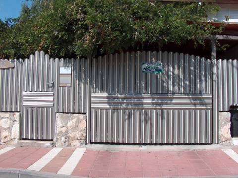 שערים - שערים דגם לוחות אלון - שער כניסה וחניה