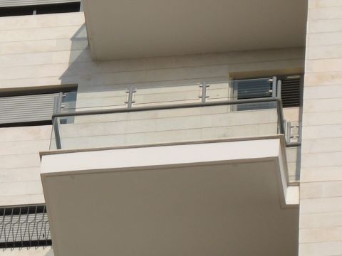 סורגים - הגבהת מעקה מרפסת מזכוכית - הגבהת מעקה מרפסת מזכוכית